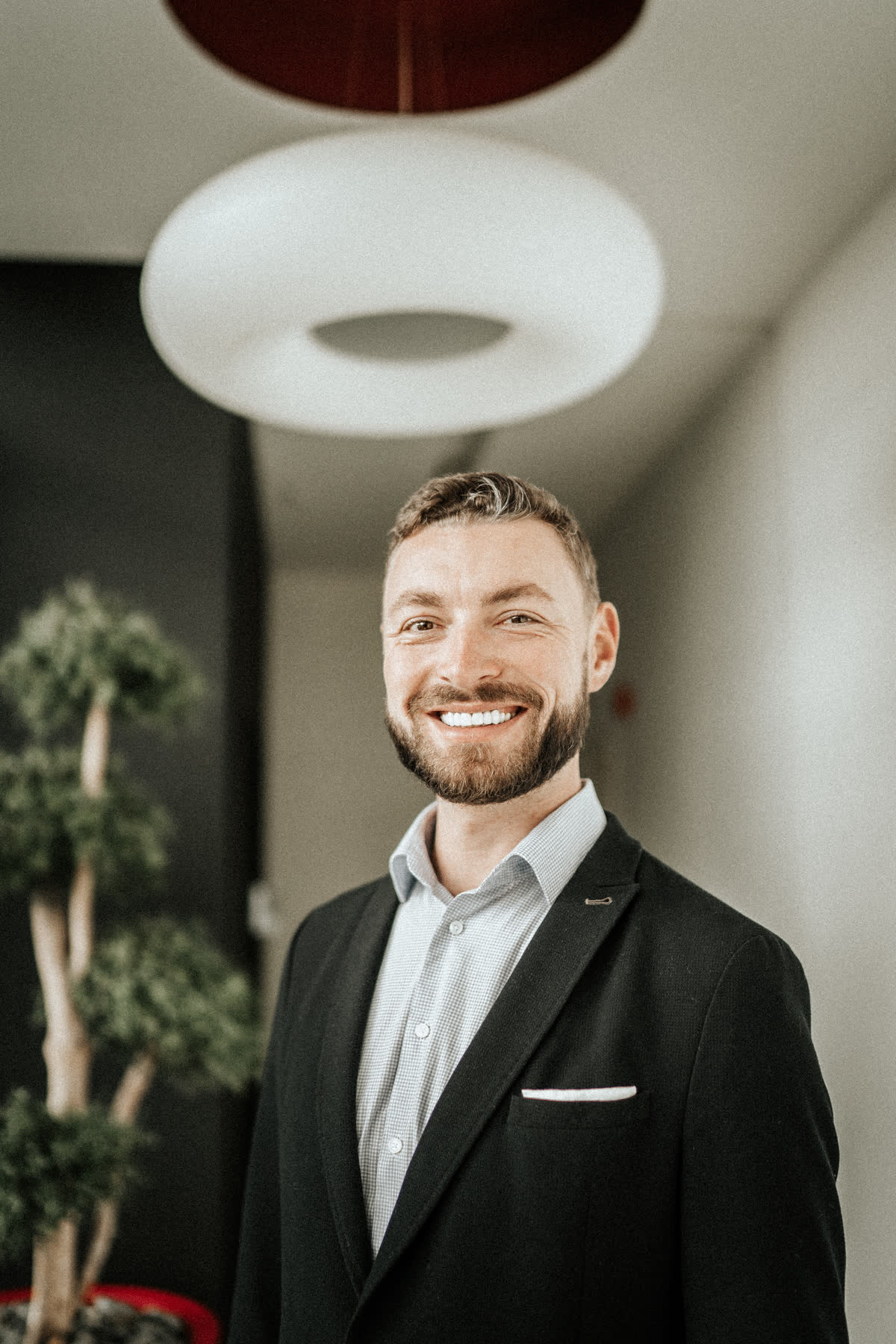 Steffen Siewert, Gründer und CEO von Airfy, lächelnd im Anzug