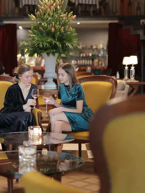 Zwei Gäste in der Lounge eines Hotels